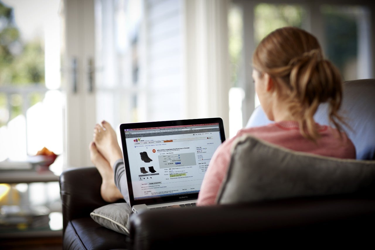 photo-woman-sitting-on-couch-browsing-ebay-online