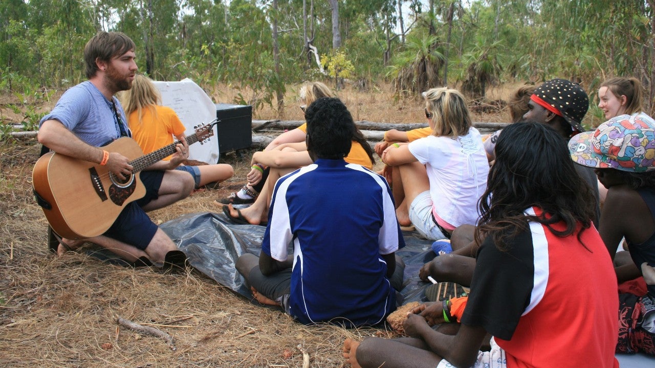 photo-josh-pyke-singing-to-people