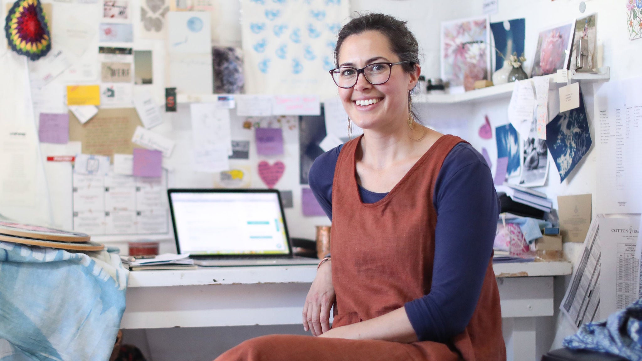 photo-woman-smiling-laptop