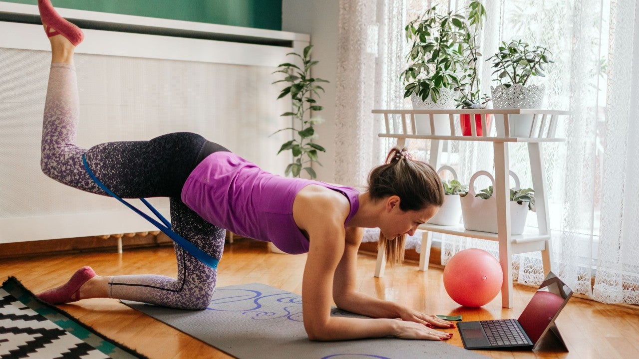 photo-woman-exercise-stretching-laptop-home