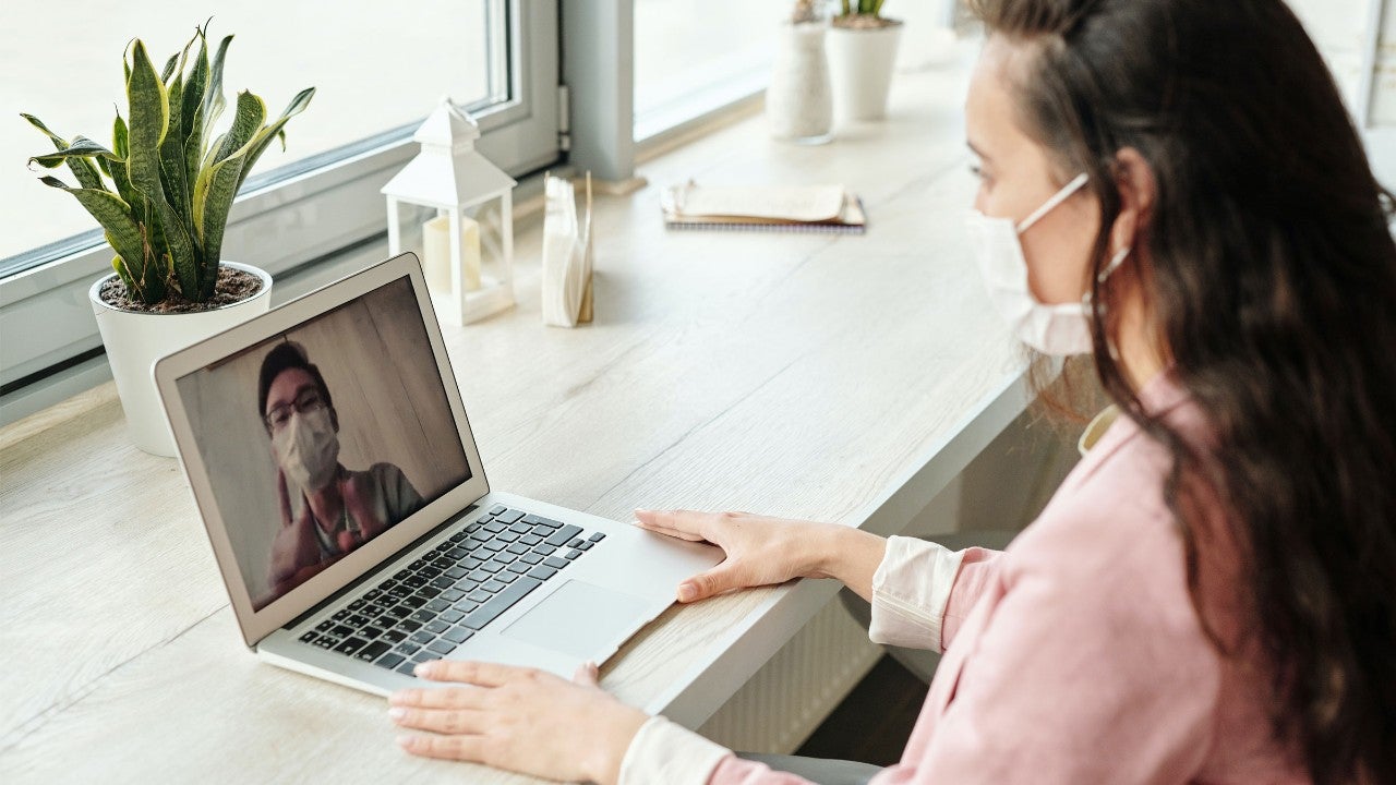 photo-woman-wearing-mask-laptop-zoom-meeting