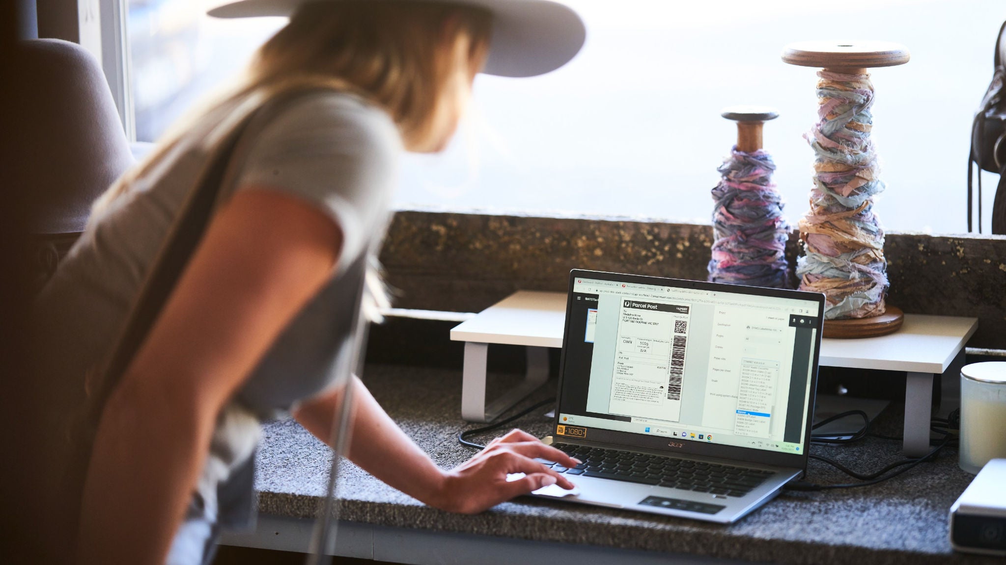 photo-woman-blonde-hat-laptop-parcel-post