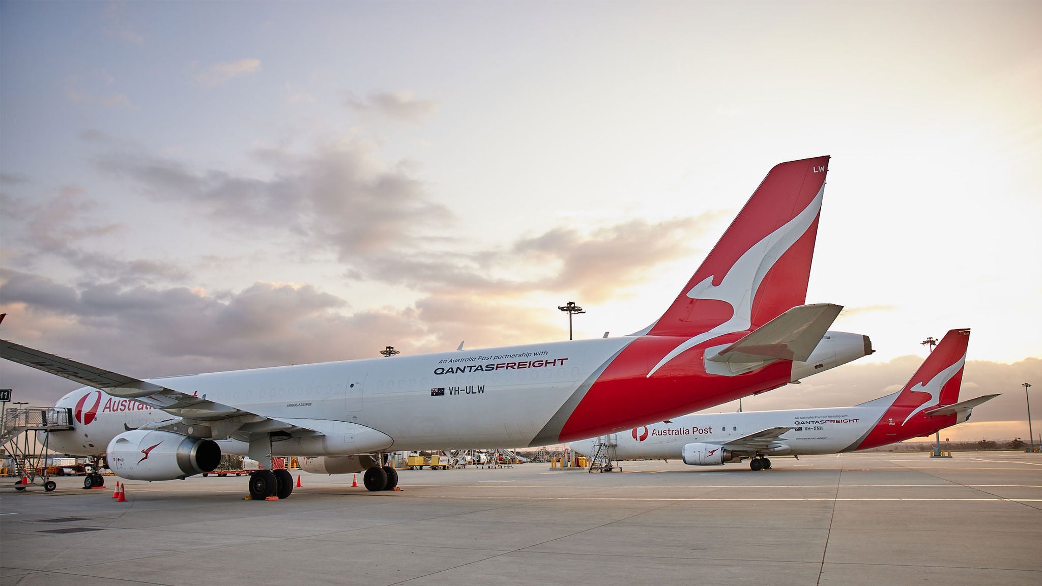 photo-qantas-flight-plane-with-australia-post-logo