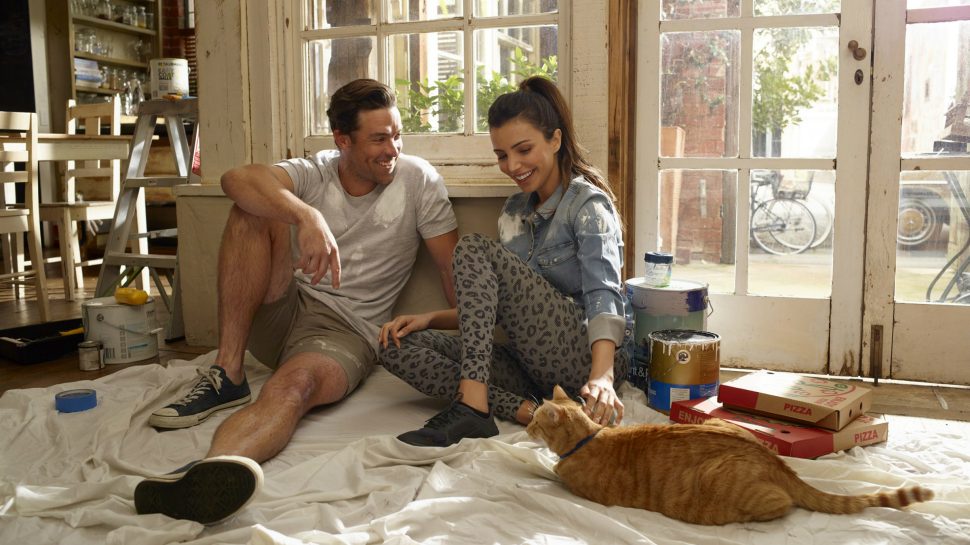 https://auspost.com.au/content/dam/corp/ourpost/people/images/moving-house-couple-painting-cat.jpg.auspostimage.970*0.169.medium.jpg